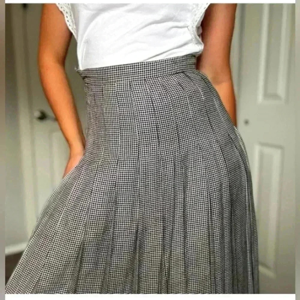 Vintage Talbots black white houndstooth pleated ladies skirt Y2K.